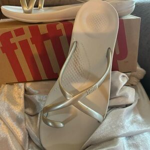 FitFlop Women’s Champagne Metallic Crisscross Sandals